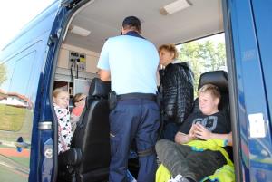 Šolarji so dan preživeli v policijski družbi, tudi pasji 20